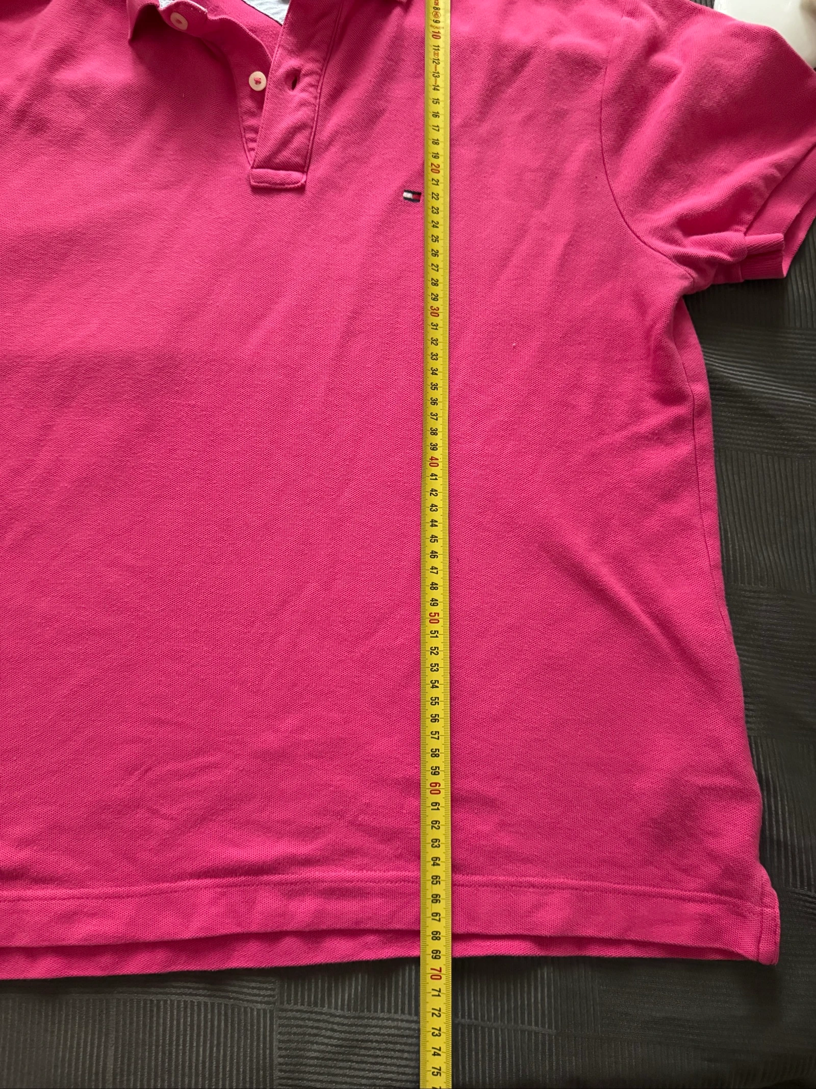 Tommy Hilfiger, polo para hombre talla L, excelente estado #tommy #tommyhilfiger Hola, estaba tomando las medidas :))) Hombros 49 Axilas 56 cm Longitud 69 cm Mangas 21 cm – photo 13